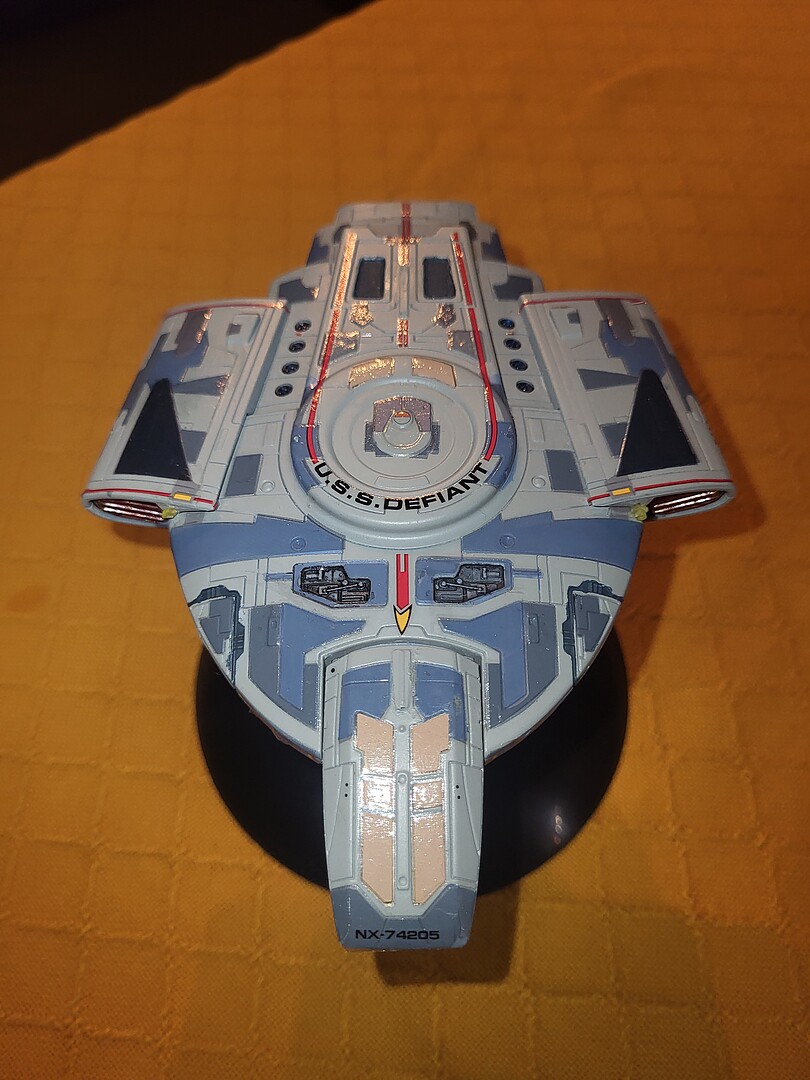 Star Trek USS Defiant Science Fiction Plastic Model Kit 1/1000