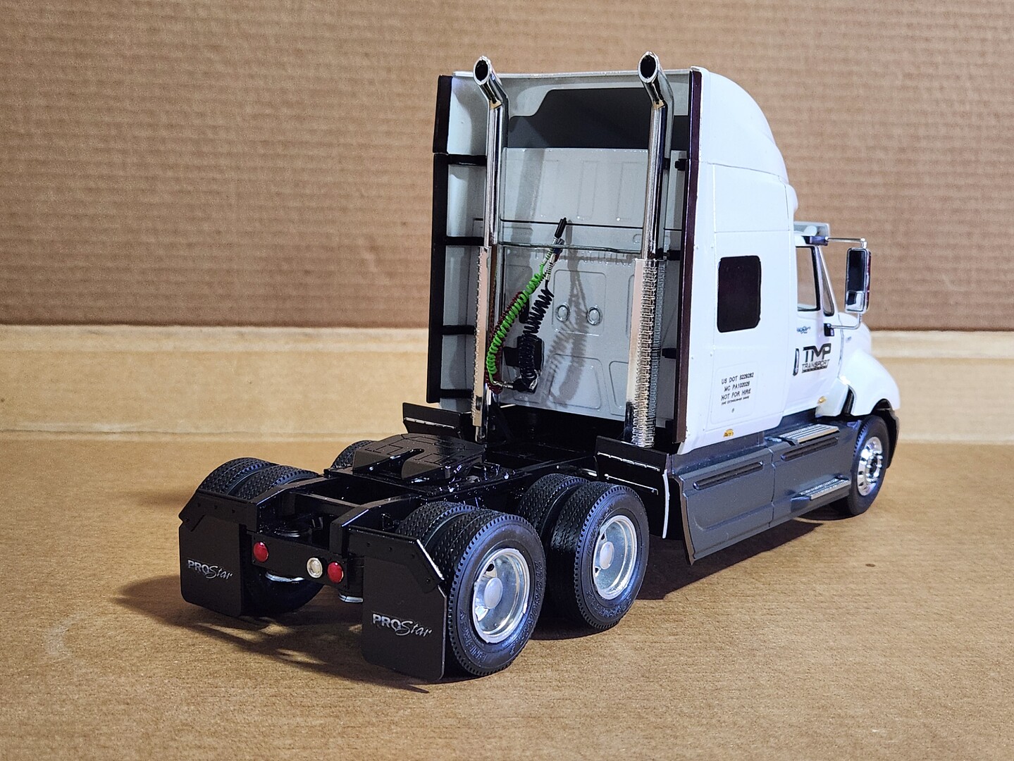 International ProStar -- Plastic Model Truck Kit -- 1/25 Scale -- #1301 ...
