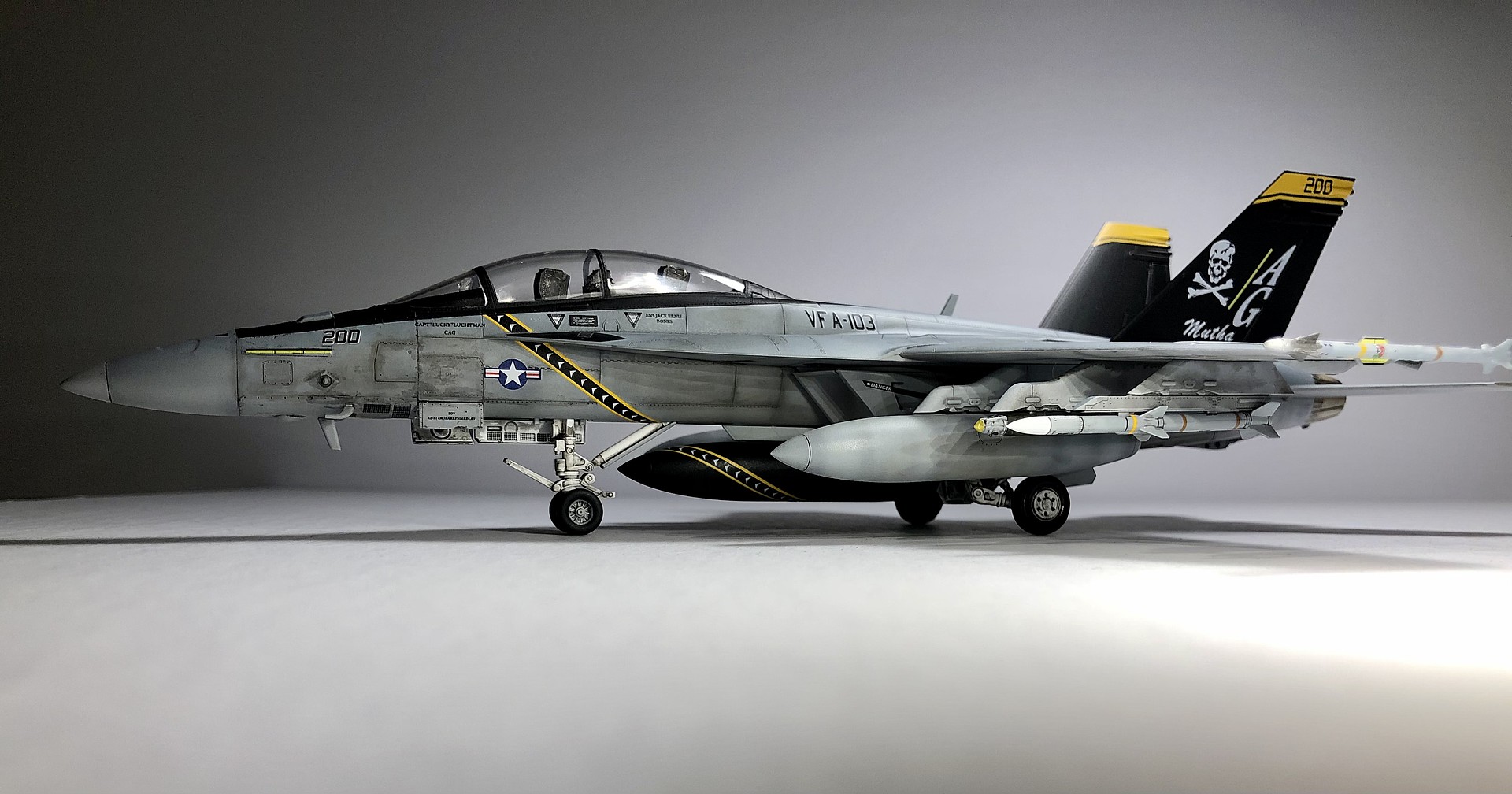 F/A-18F USN VFA-103 Jolly Rogers MCP -- Plastic Model Airplane Kit