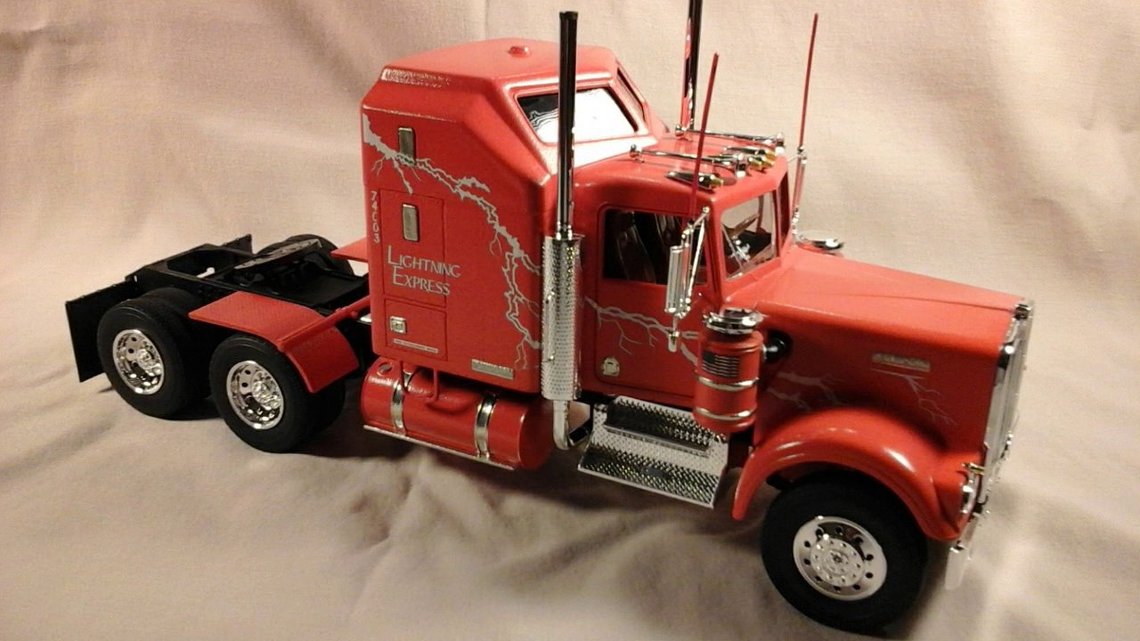 Kenworth W900 -- Plastic Model Truck Kit -- 1/25 Scale -- #851507 ...