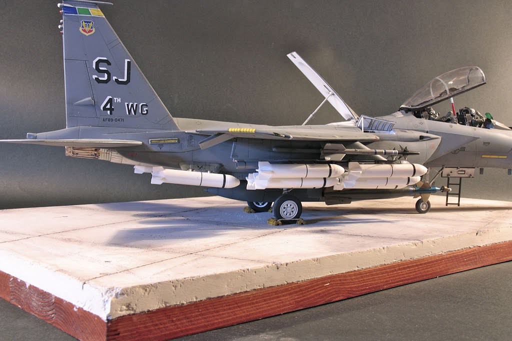 USAF F-15E Strike Eagle w/Bunker Buster Jet -- Plastic Model Airplane ...