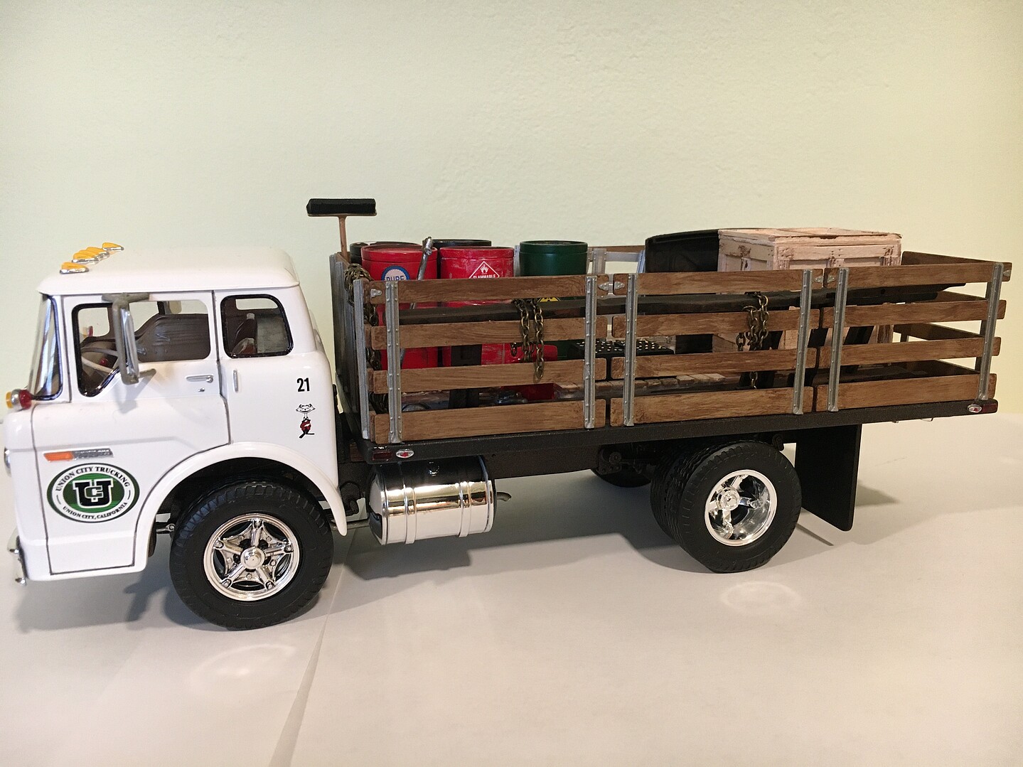 AMT Ford Stake Bed/Coke Machine Plastic Model Truck Kit 1/25 Scale