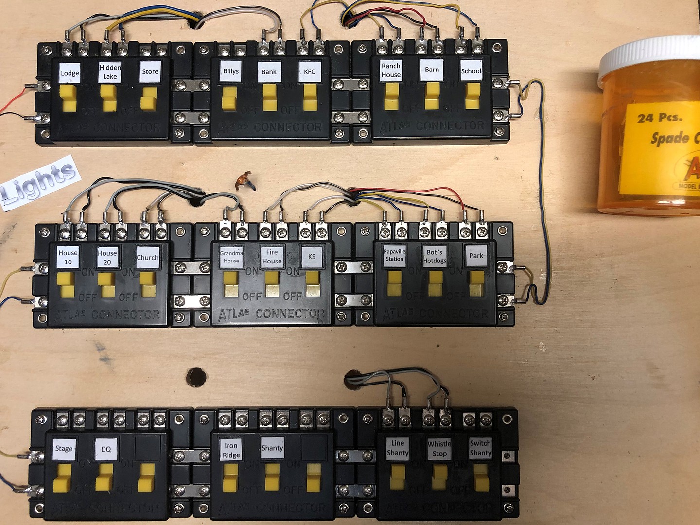 Spade Connectors 3 (24) Model Railroad Electrical Accessory 201