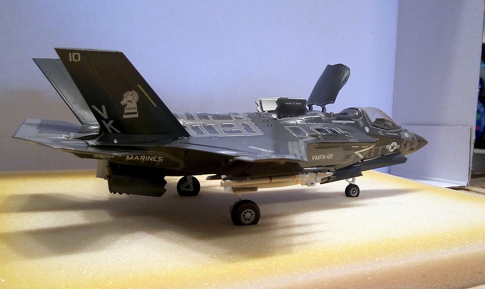 F-35 Lightning II B Version -- Plastic Model Airplane Kit -- 1/72 Scale ...