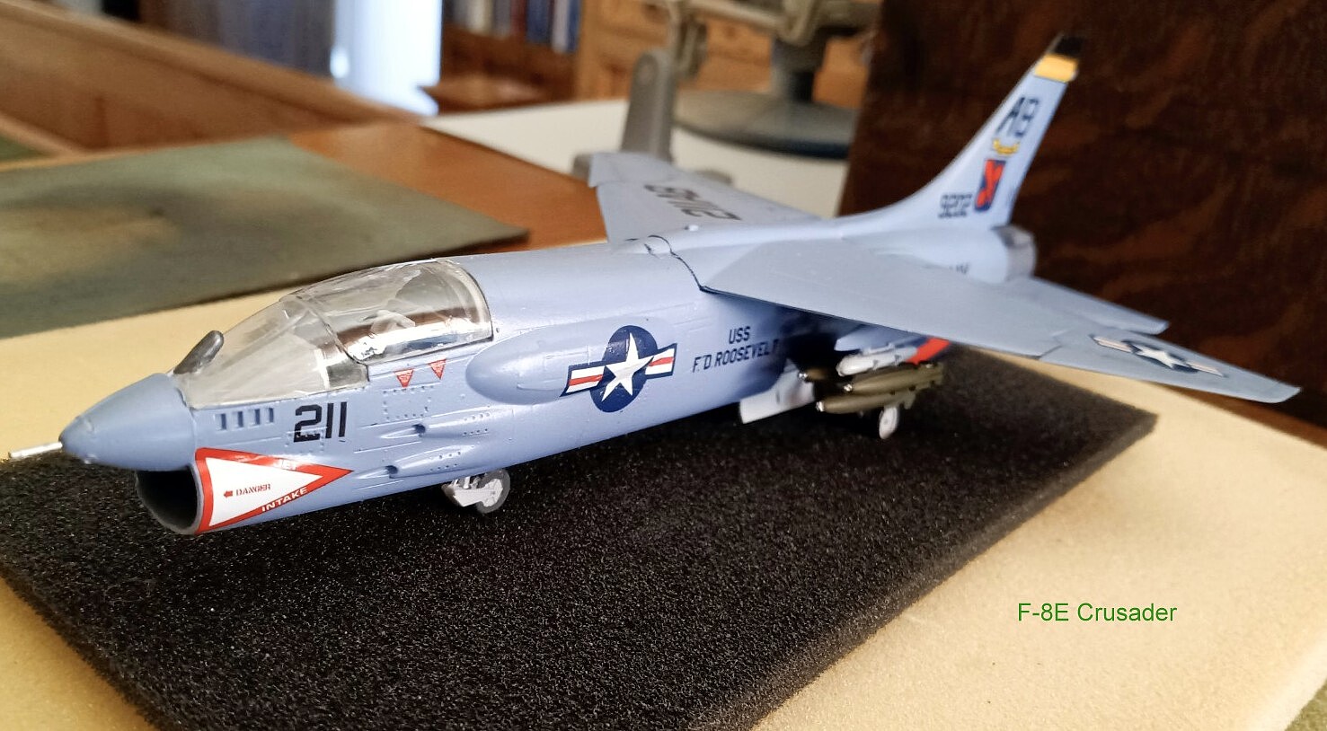 F8E Crusader Plastic Model Airplane Kit 1/72 Scale 00339