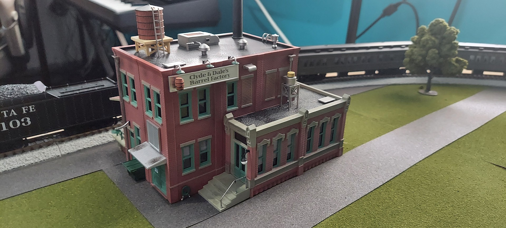Details about   WOODLAND SCENICS BUILT & READY CLYDE & DALE'S BARREL FACTORY N SCALE BUILDING 