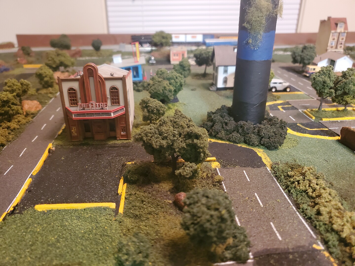 Theatre Built & Ready Landmark Structure w/ Lights N Scale Model