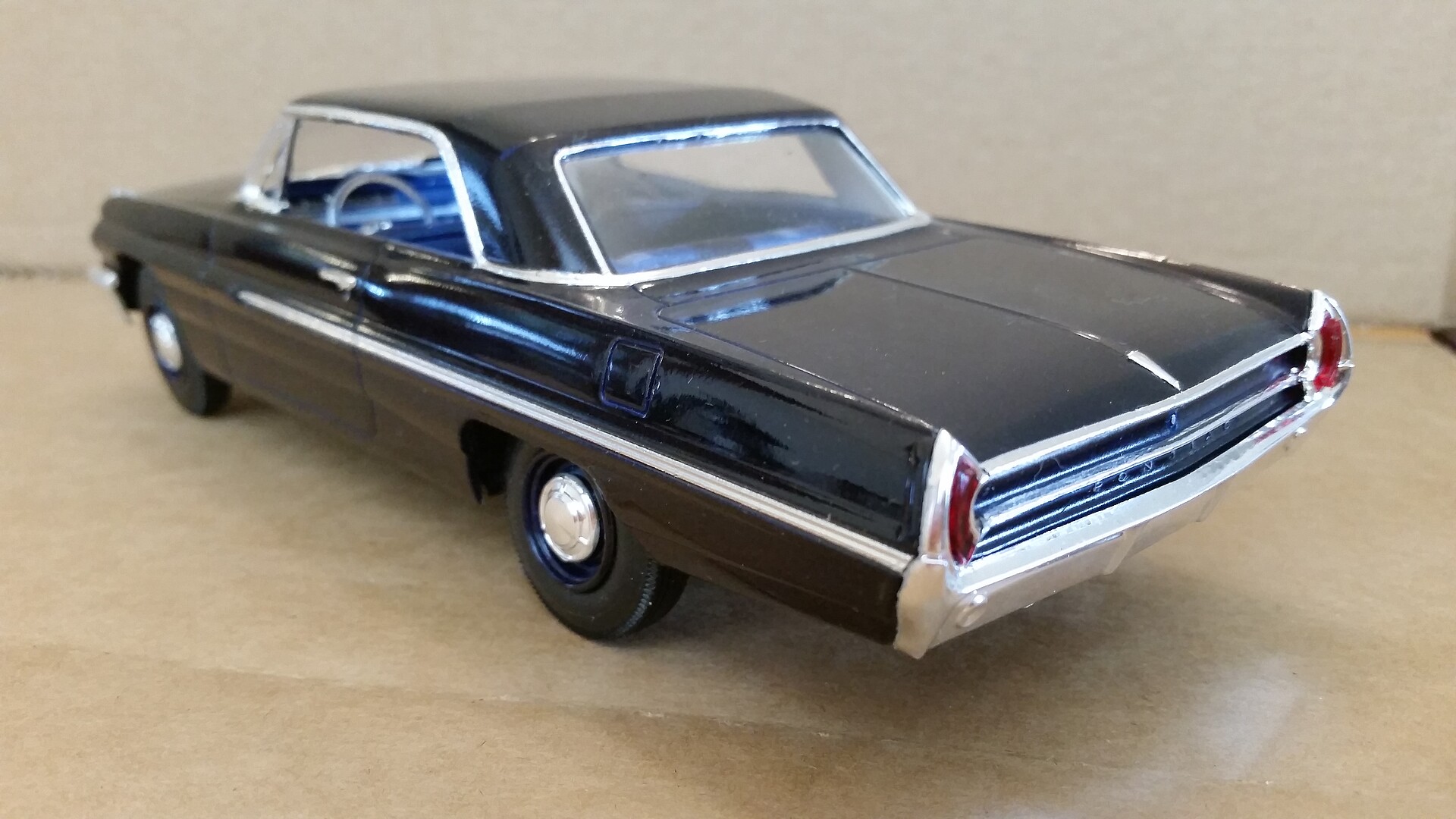 Auto World 1/18 – 1962 Pontiac Catalina Arnie Beswick 'Mr. Beswick's Passionate Poncho' – Neuve En Boîte