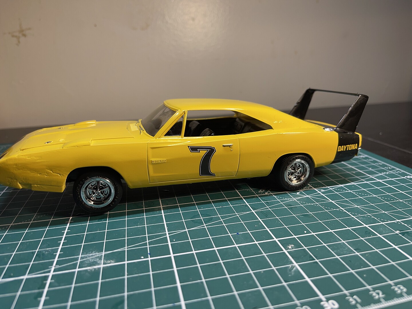 1969-dodge-charger-daytona-plastic-model-car-vehicle-kit-1-25