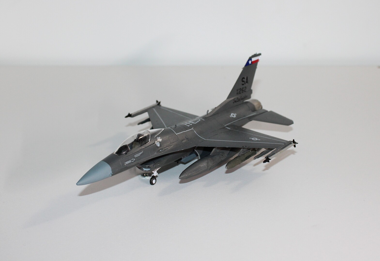 F16C Falcon Aircraft -- Plastic Model Airplane Kit -- 1/72 Scale ...