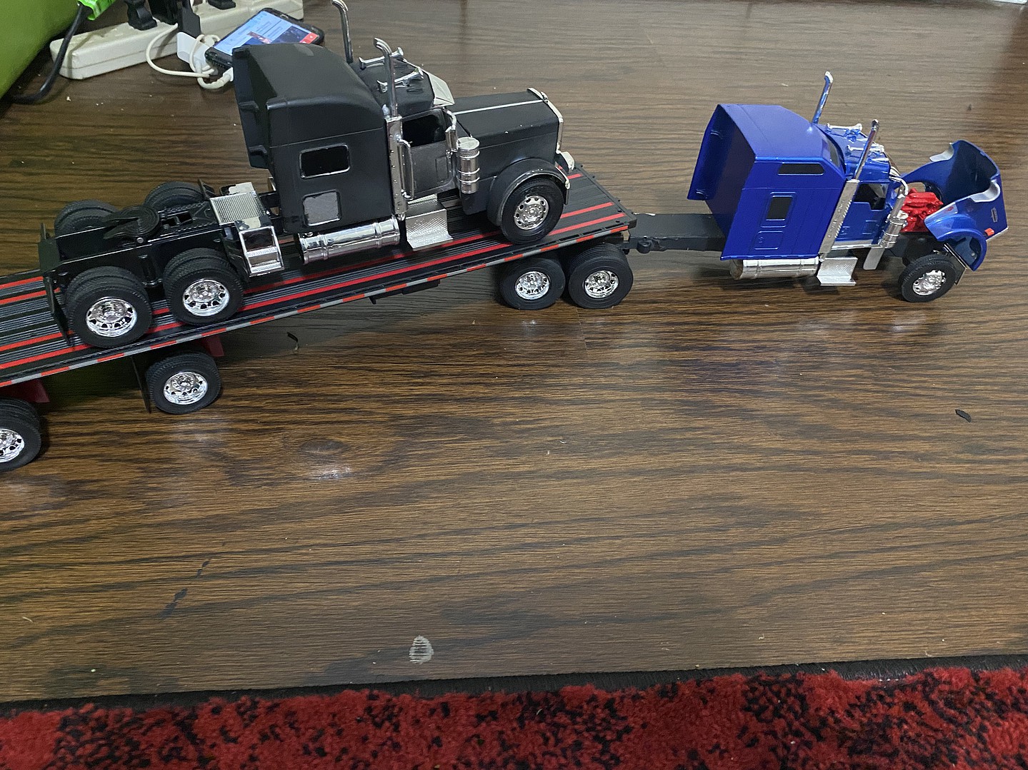 NEW RAY 10353 E KENWORTH W900 FLATBED FARM TRACTOR / HAY / BALE CUTTER 1/32  BLUE