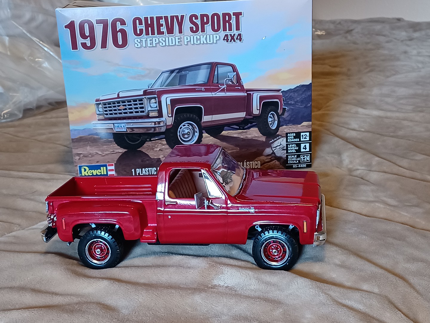 Revell 85-4486 1/24 76 Chevy Sport Stepside Pickup Truck  4X4 Model Kit