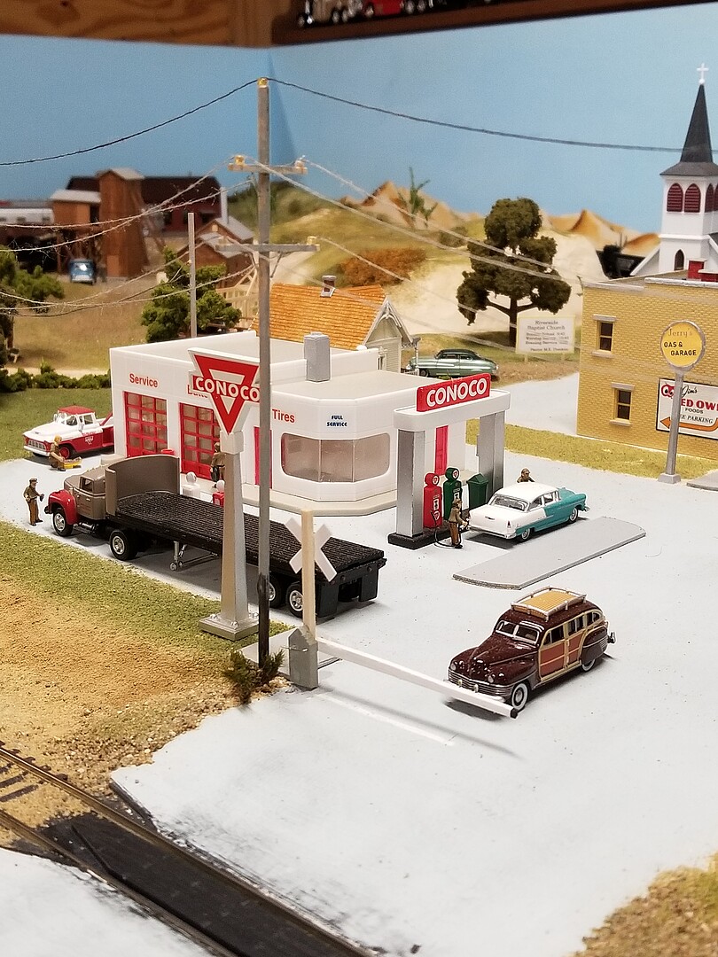 Al's Victory Service Station Kit 4 x 6 x 21/16'' HO Scale Model
