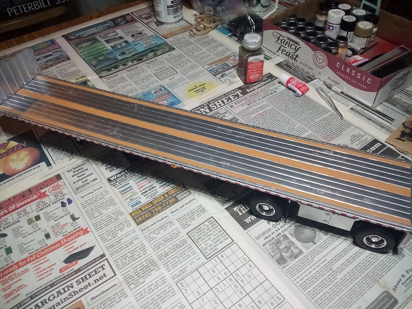 48' Cambered Trailer Plastic Model Vehicle Kit 1/25 Scale