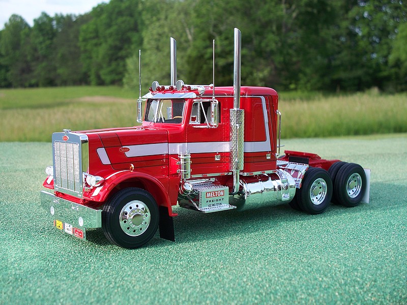 Peterbilt 359 Conventional Plastic Model Truck Kit 1/25 Scale