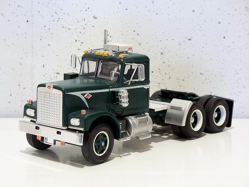 Diamond Reo Tractor -- Plastic Model Truck Kit -- 1/25 Scale -- #719 ...