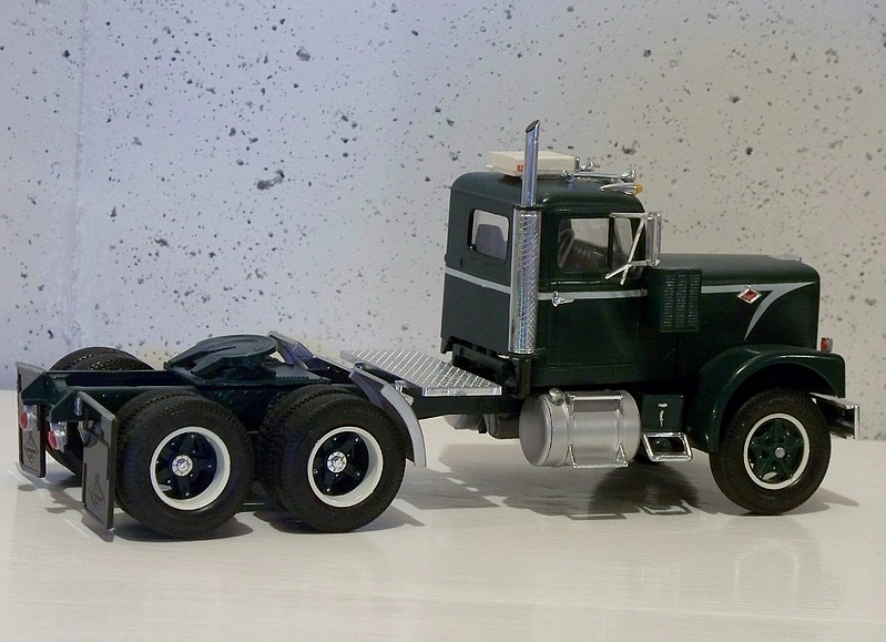 Diamond Reo Tractor -- Plastic Model Truck Kit -- 1/25 Scale -- #719 ...