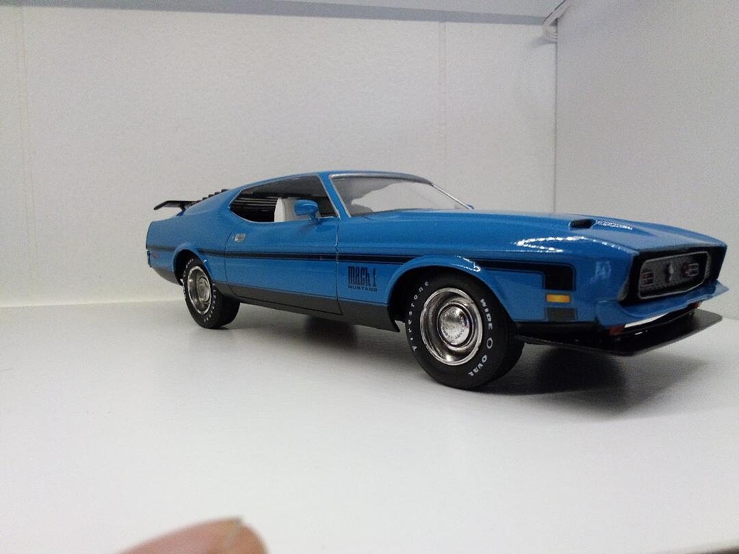 James Bond 1971 Ford Mustang Mach I -- Plastic Model Car Vehicle Kit ...