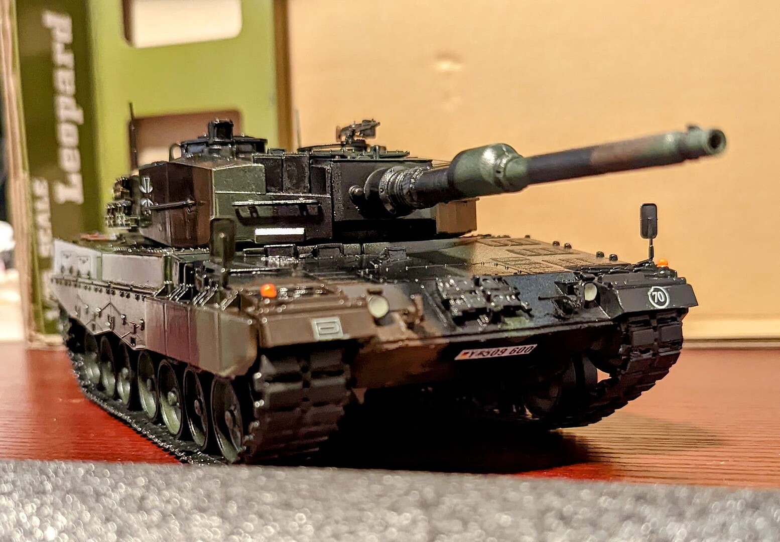 HobbyBoss German Leopard 2 A4 Tank Plastic Model Military Vehicle