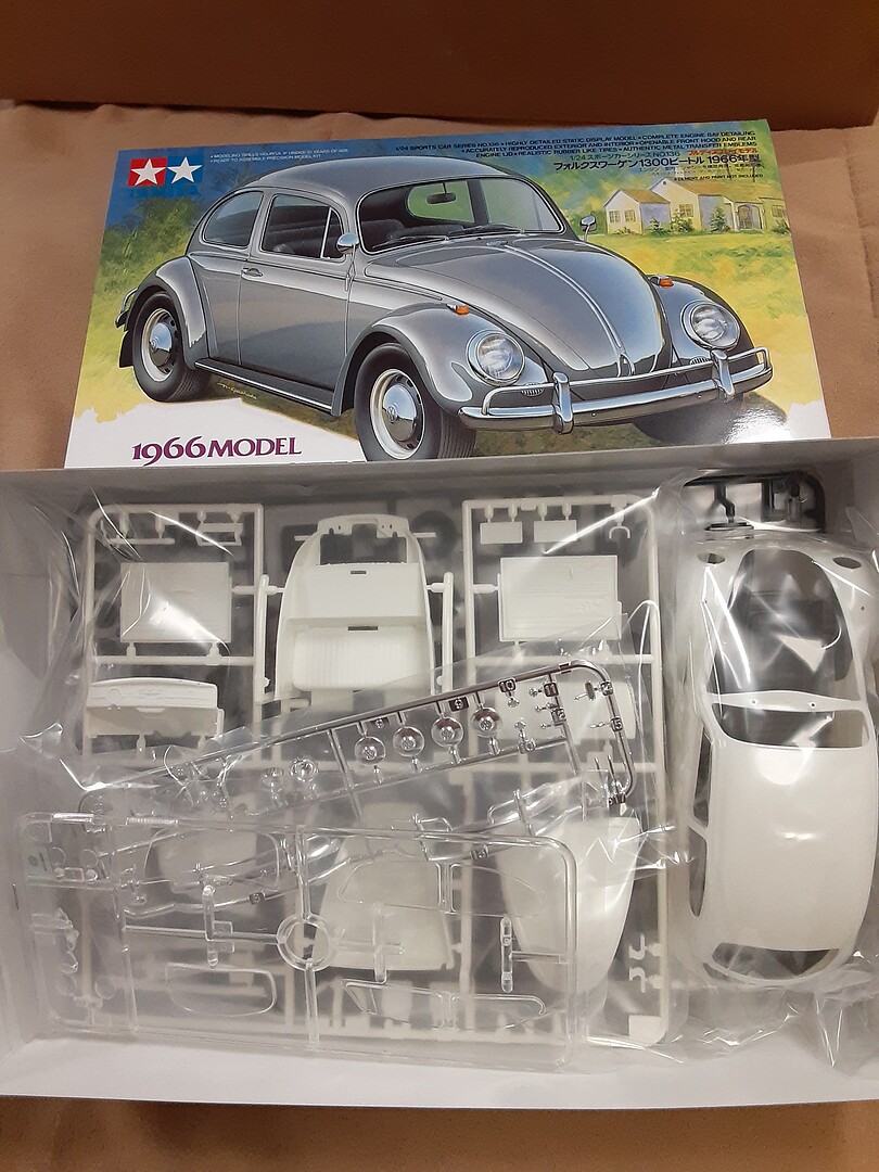 1966 Volkswagen Beetle VW BUG Plastic Model Car Kit 1/24 Scale