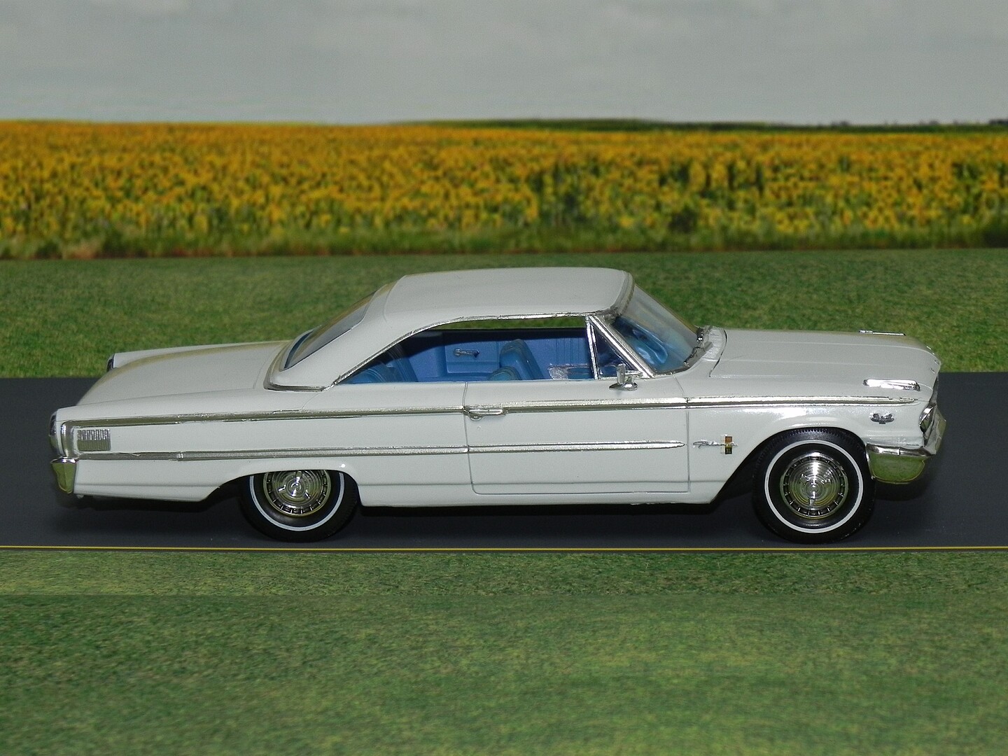 1963 Ford Galaxie Plastic Model Car Kit 1/25 Scale 1186