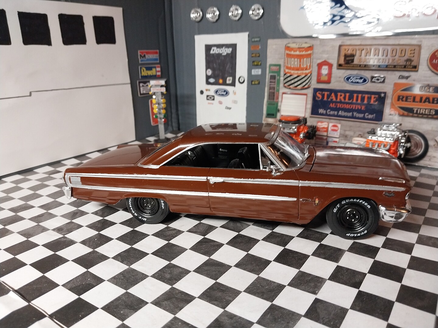 AMT 1961 Ford Galaxie Hardtop 1:25 Scale Model Kit