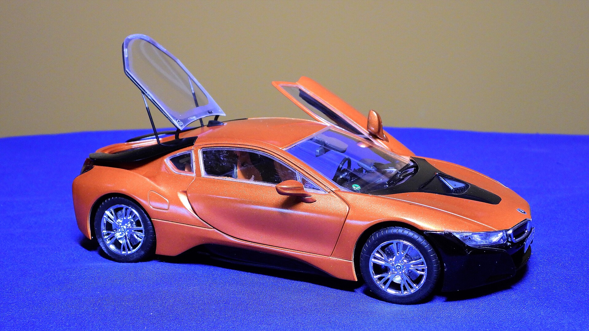 BMW i8 Plastic Model Car Kit 1/24 Scale 07008 pictures by