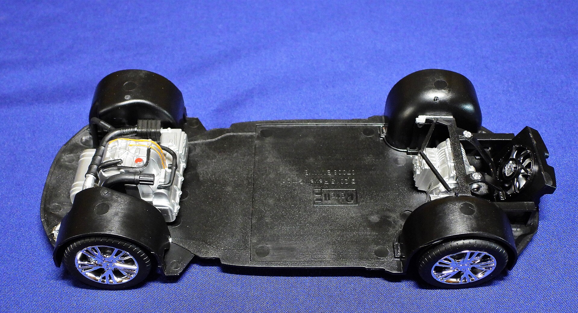 BMW i8 Plastic Model Car Kit 1/24 Scale 07008 pictures by