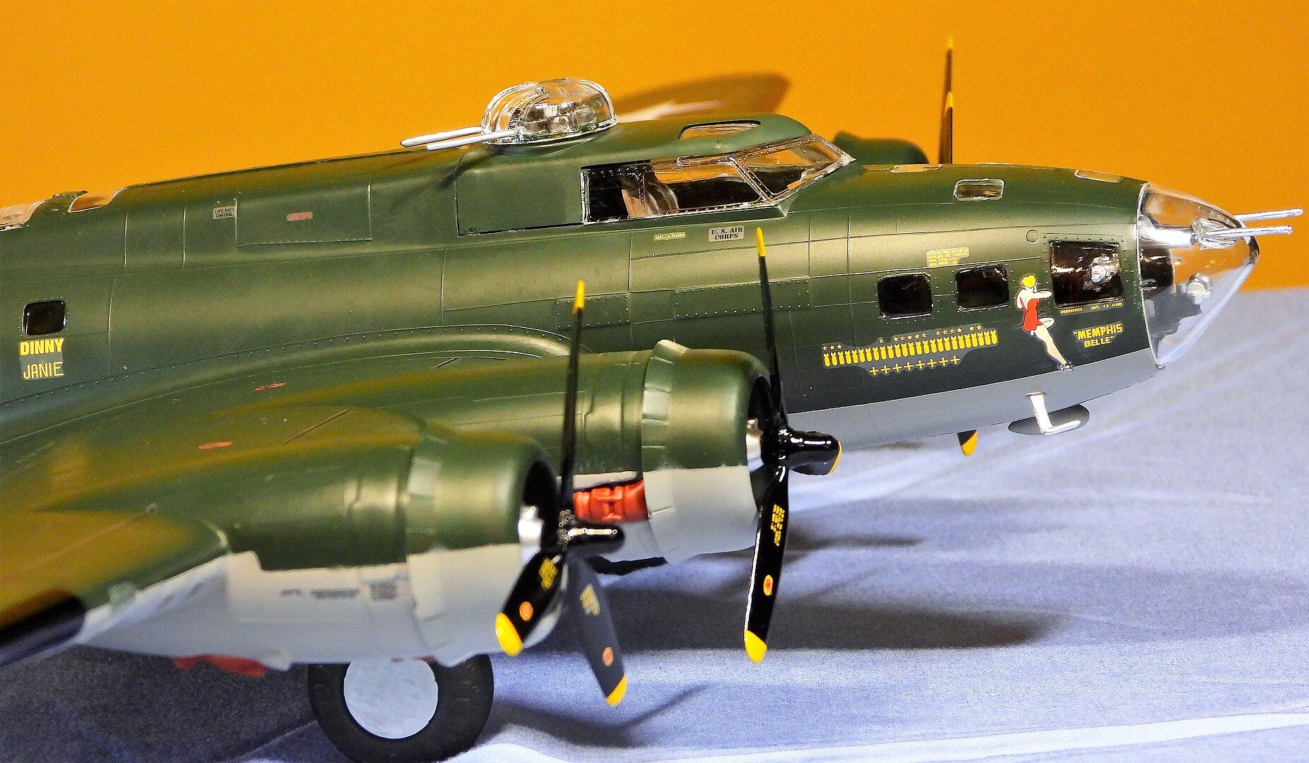 Boeing B-17F Memphis Belle -- Plastic Model Airplane Kit -- 1/48 Scale ...