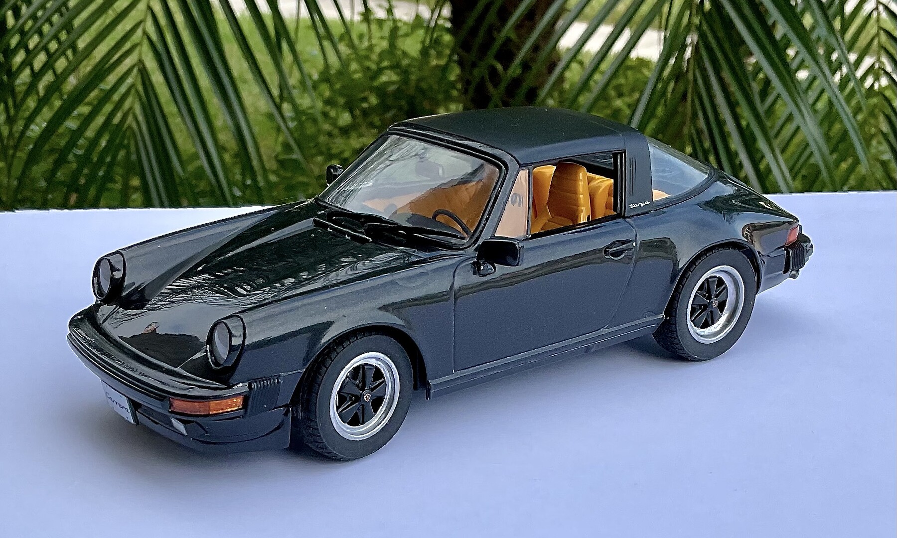 Porsche 911G Carrera 3.2 Coupe Car w/paint & glue 1/24 Revell Germany