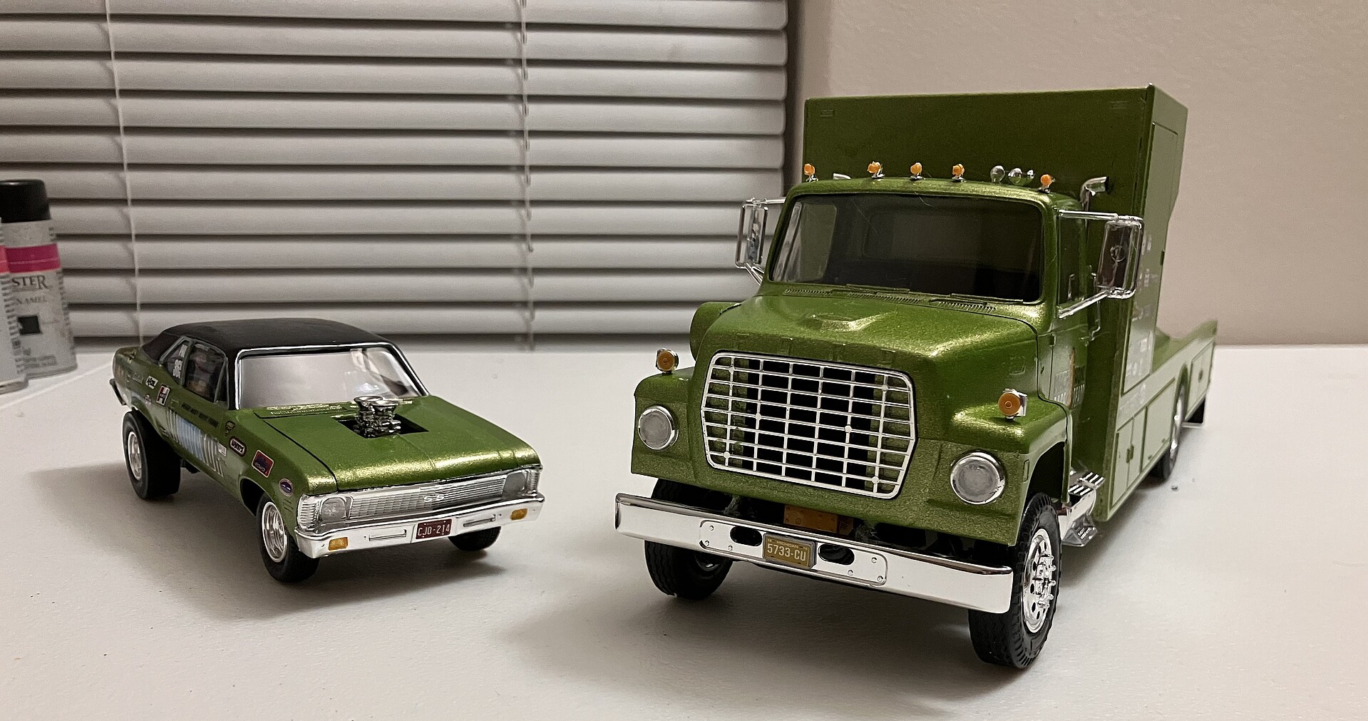 Ford LN8000 Race Car Hauler Plastic Model Truck Vehicle Kit 1/25