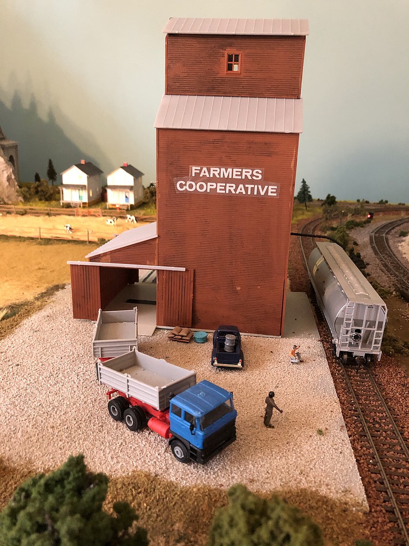 Walthers Farmers Cooperative Rural Grain Elevator Kit Elevator HO