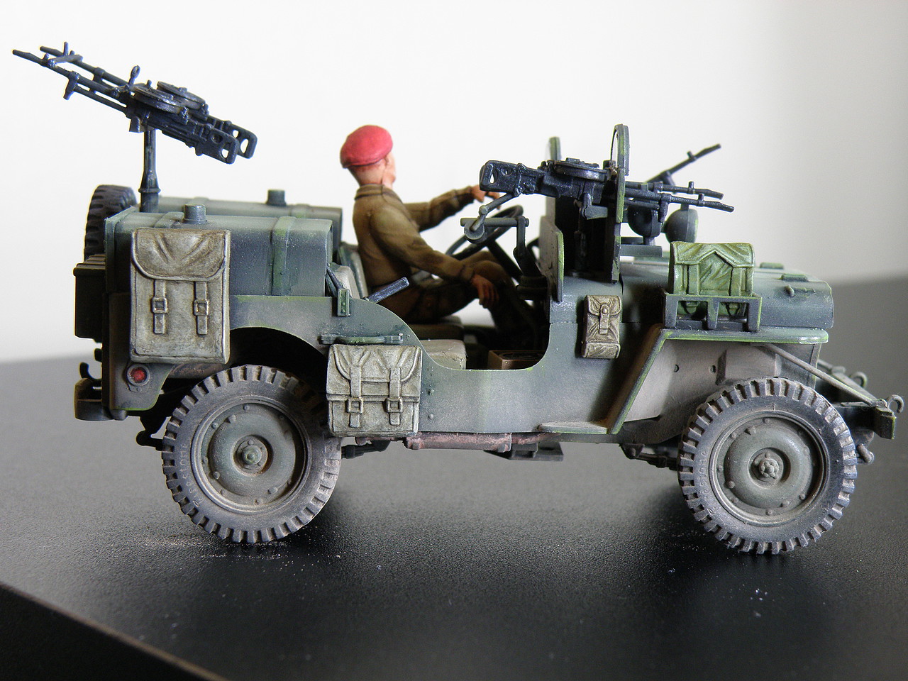 Commando Car Plastic Model Military Vehicle Kit 1/35 Scale 550320 pictures by libraian