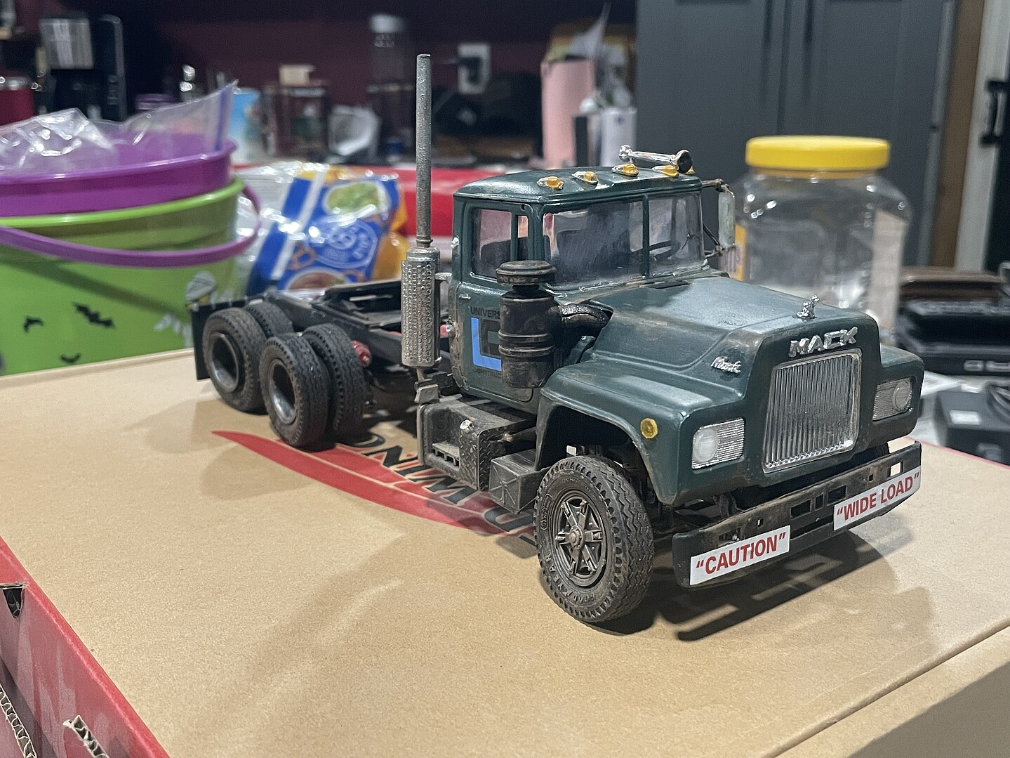 Mack R685ST Semi Tractor Pictures