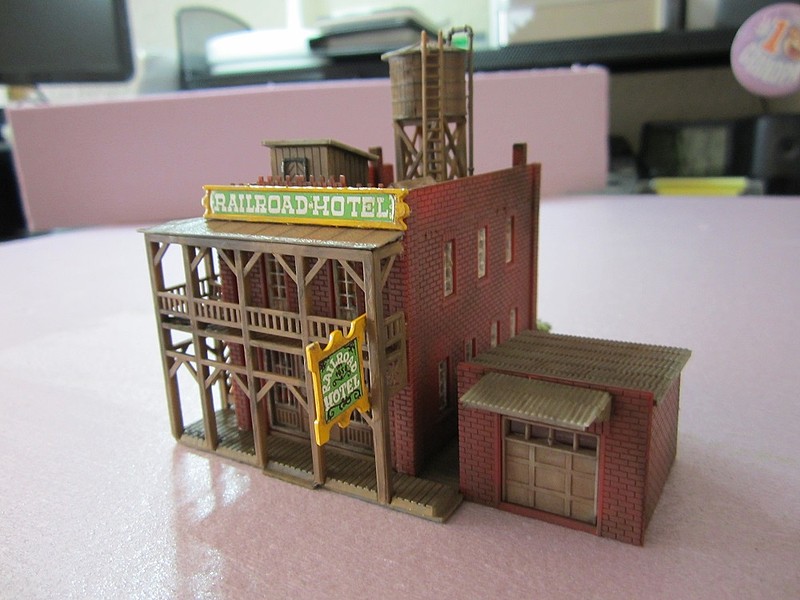 Building Kits Railroad Hotel 41/2 x 23/4'' 11.3 x 6.9cm NScale pictures by wtcasper