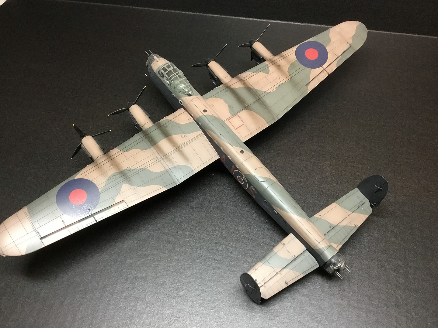 Lancaster B Mk I/Mk III RAF Bomber Plastic Model Airplane Kit 1/72 Scale 00553