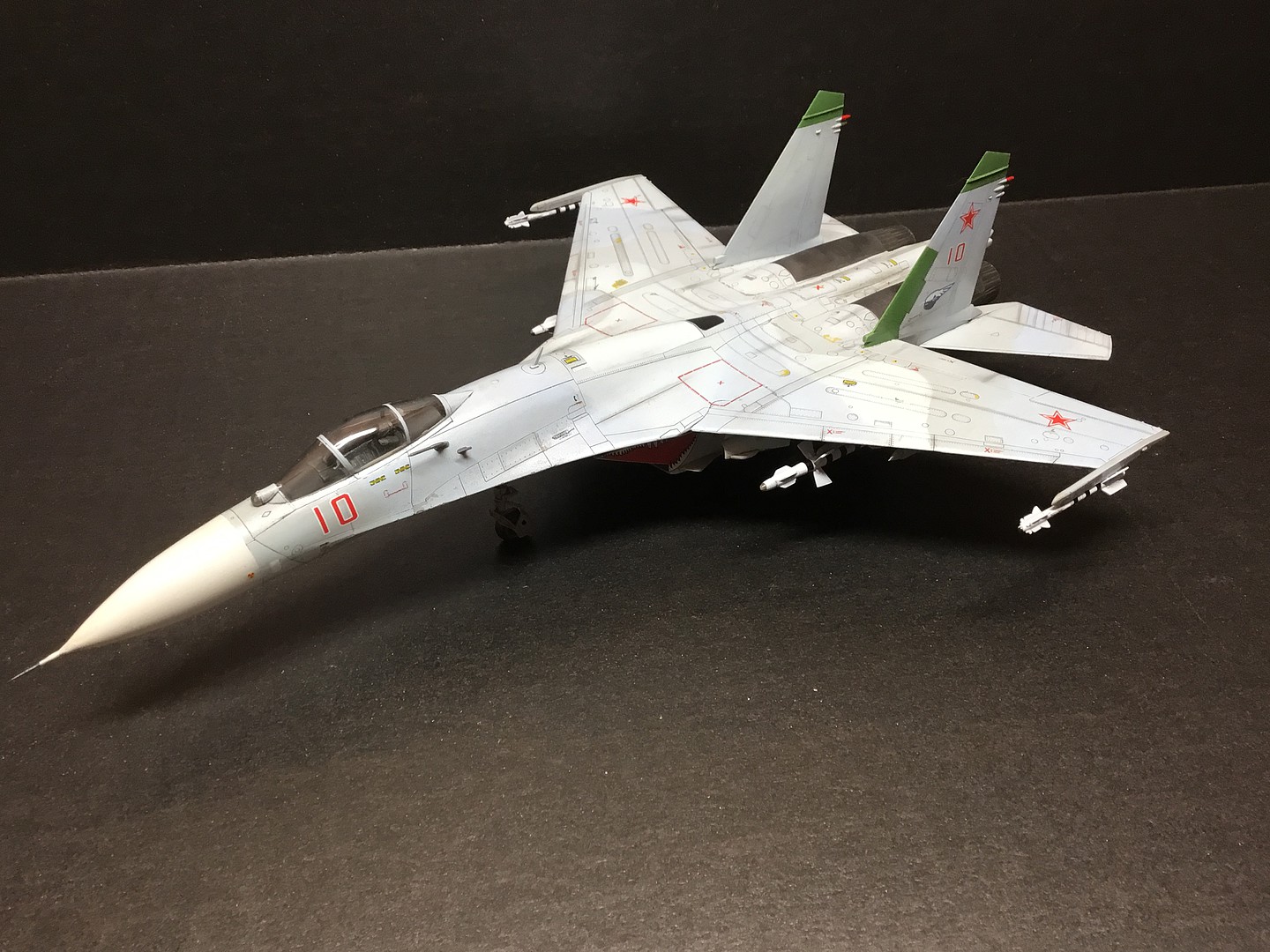 Sukhoi Su27 Flanker B Russian Fighter 1/72 Trumpeter