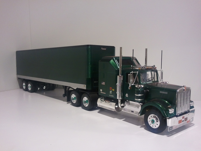 Kenworth W900 Plastic Model Truck Kit 1/25 Scale 851507