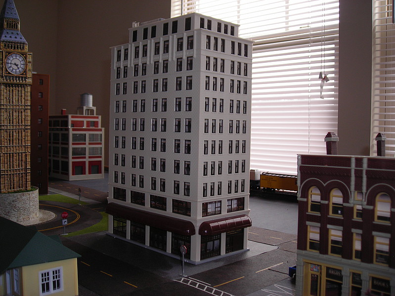 Ashmore Hotel Kit 85/8 x 47/16 x 137/8'' HO Scale Model Railroad Building 3764