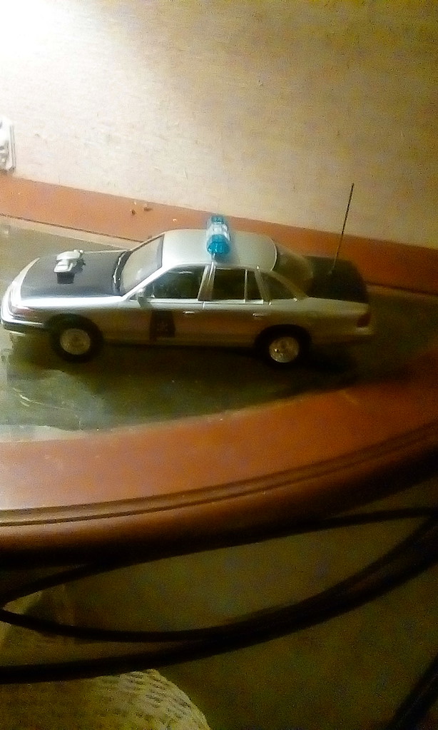 Ford Crown Vic NC State Police Prepainted Cop Plastic Model Car Kit 1/25 Scale 72779