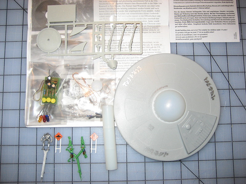 HO Scale UFO Flying Saucer – Glow In The Dark Metallic Silver – Area 51 Alien Ship