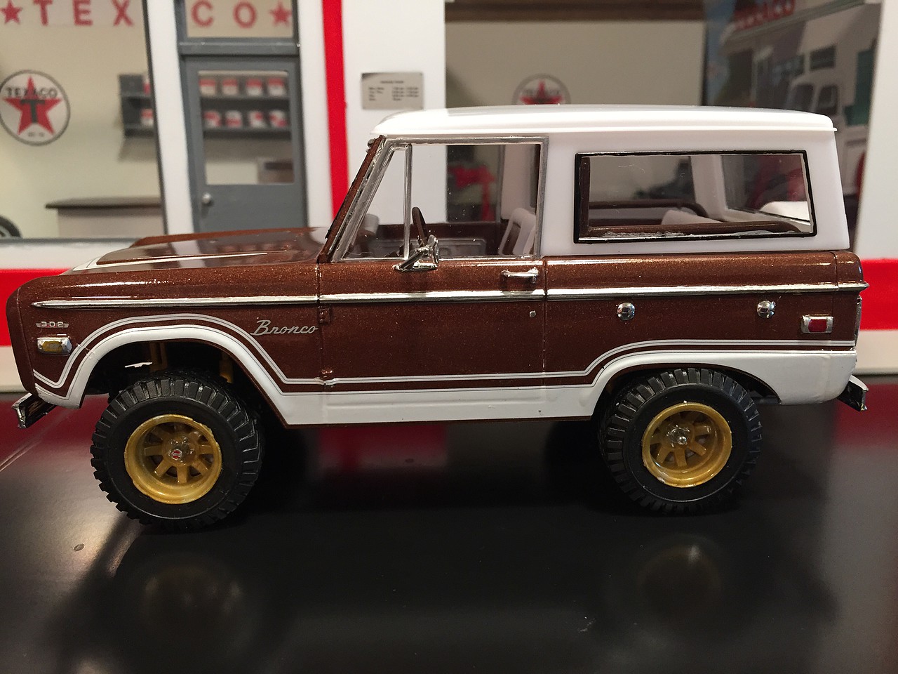 Ford Bronco Plastic Model Truck Kit 1/25 Scale 854320