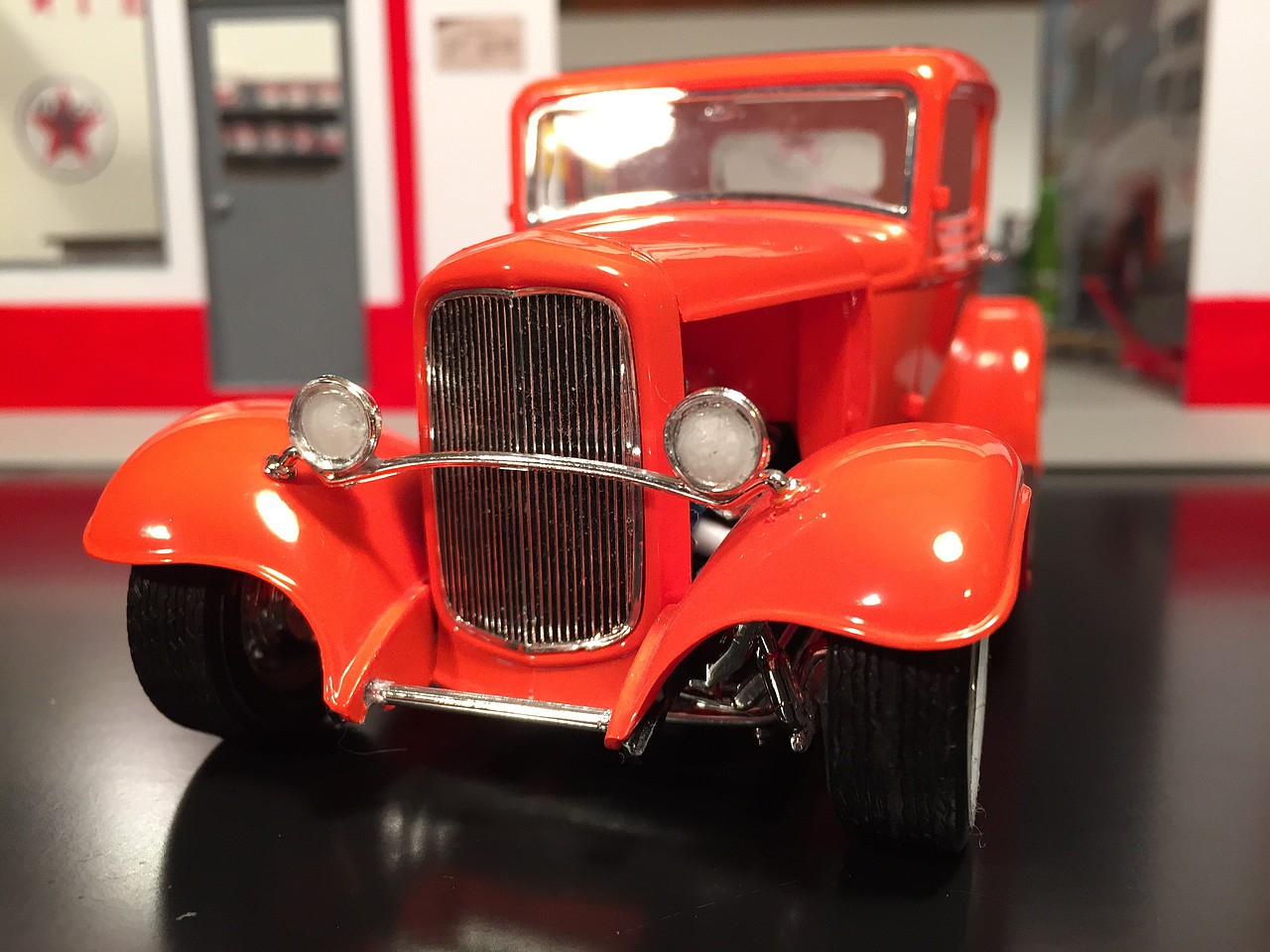1932 Ford 5 Window Coupe -- Plastic Model Car Kit -- 1/25 Scale