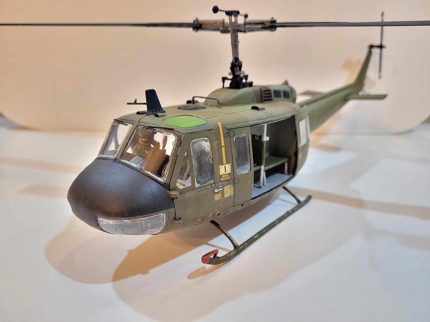 UH1D Huey Gunship Plastic Model Helicopter Kit 1/32 Scale