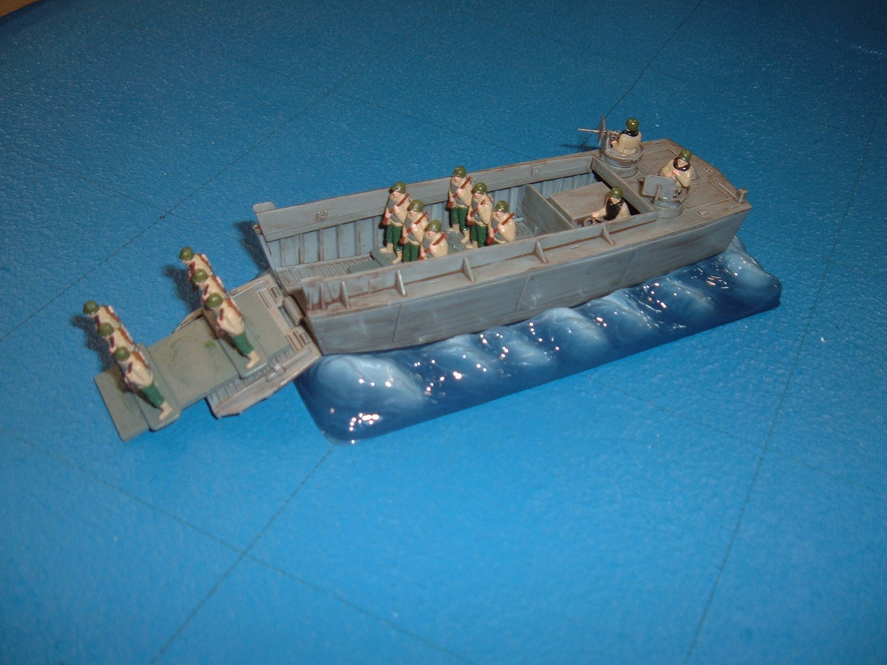 Pegasus LCVP Landing Craft w/Soldiers Plastic Model Military Ship Kit 1/72  Scale #7650