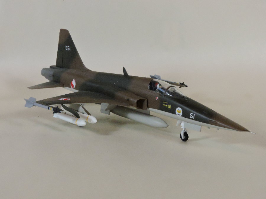 F-5E Tiger II Fighter -- Plastic Model Airplane Kit -- 1/72 Scale -- # ...