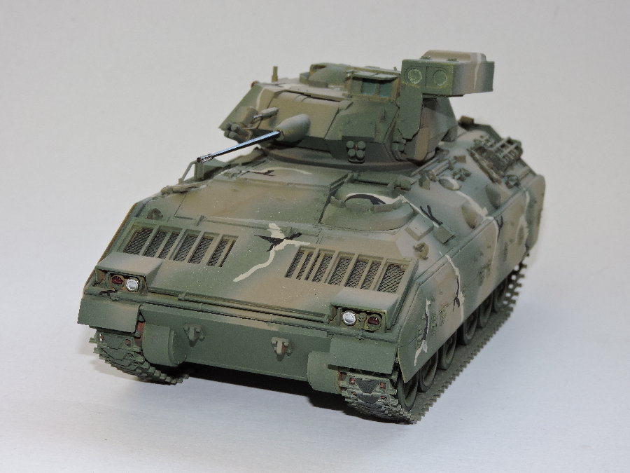 M2 Bradley IFV Tank -- Plastic Model Military Vehicle Kit -- 1/35 ...