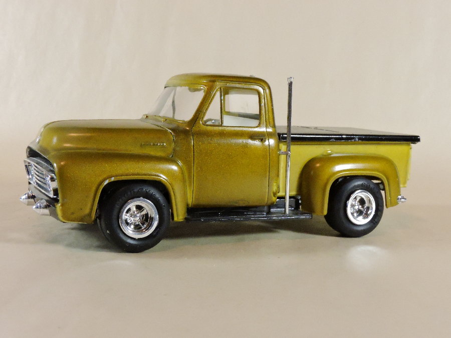 AMT 1953 Ford Pickup Truck 1/25 Scale Plastic Model Truck Kit #882