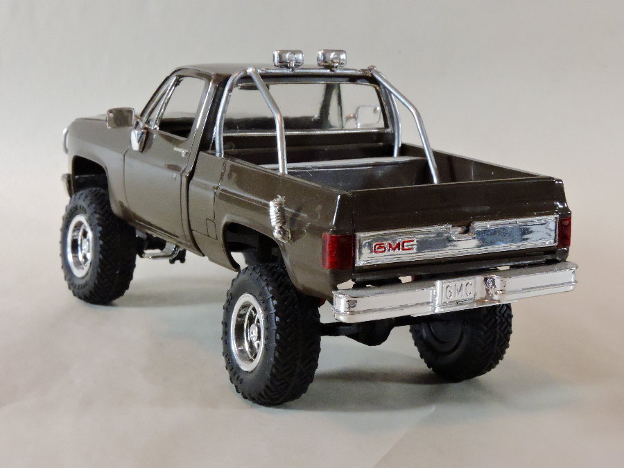 1984 GMC Pickup Black Plastic Model Car Kit 1/25 Scale 84812