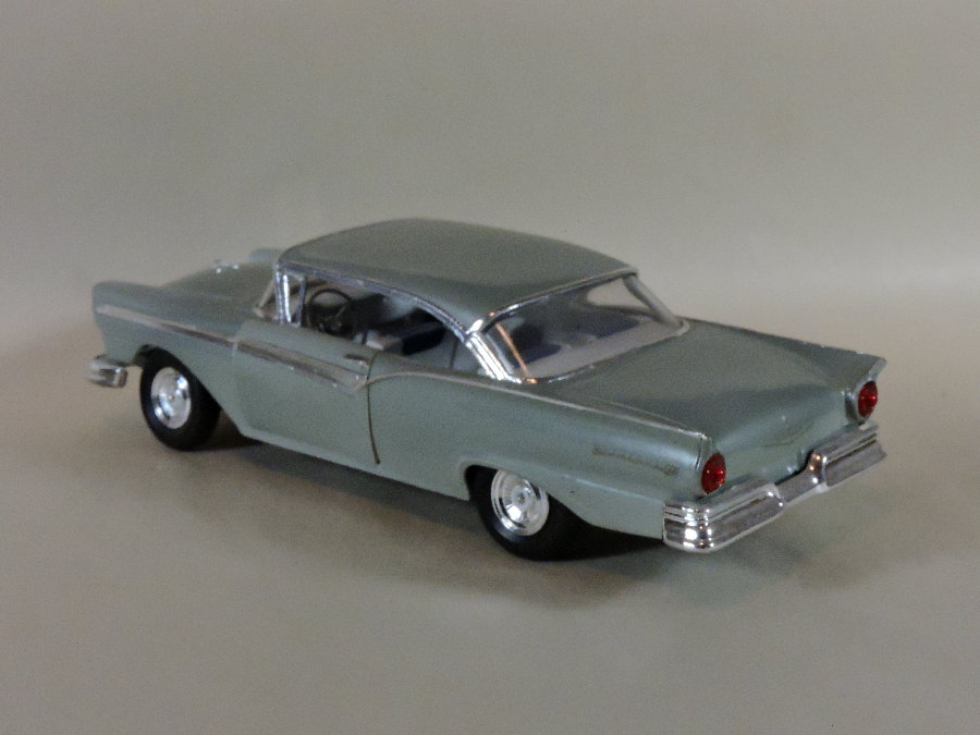 1957 Ford Hardtop Plastic Model Car Kit 1/25 Scale 101012